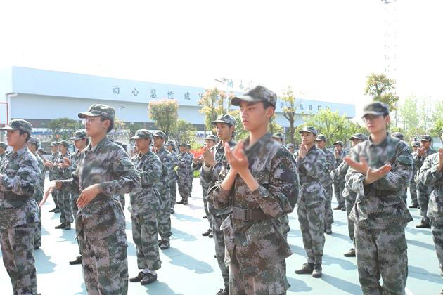 16男孩沉迷网络对父母冷漠无情，童年爱的缺失需要一生去弥补(图1)