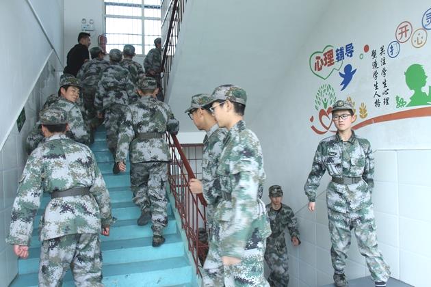 湖北武汉军事化管理学校忠告早恋孩子(图1)